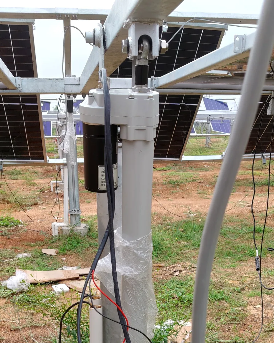Dreamfusion linear actuator installed on a solar tracker frame