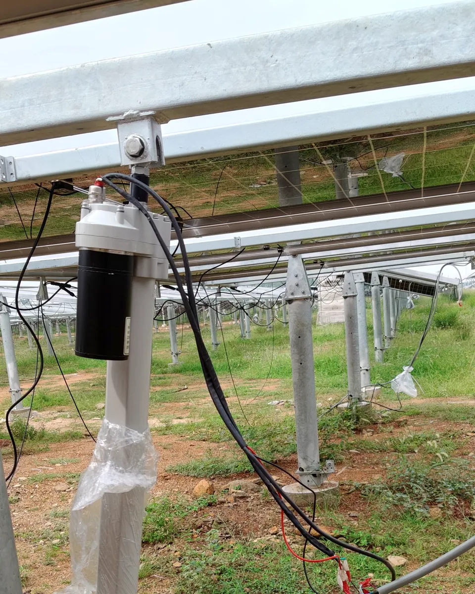 Dreamfusion solar tracker actuator with black BLDC motor mounted under the panel frame