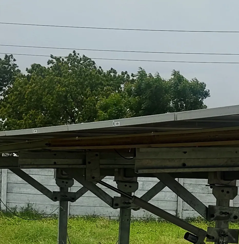 Dreamfusion solar tracker installation, India: actuator mounted under the panel frame