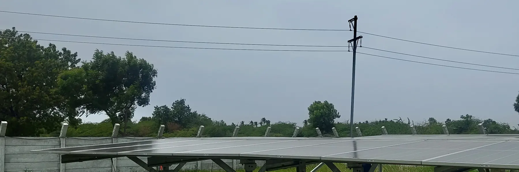 Solar tracker table with panels at a Dreamfusion installation, India